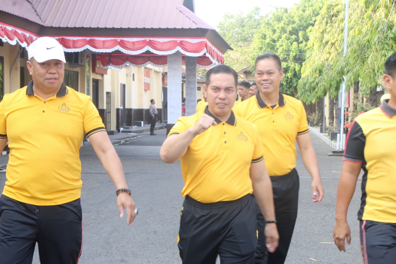 Personel Polres Parepare mengikuti jalan kaki bersama mengelilingi Kota Parepare